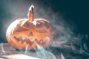 Jack O 'Lanternler dumanlı fantezi gecesinde parlıyorlar. Cadılar Bayramı geçmişi