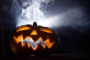 Jack O 'Lantern dumanlı fantezi gecesinde parlıyor. Cadılar Bayramı geçmişi