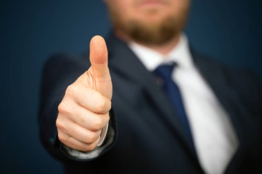 Pozitif iş adamı işaretini veriyor. 