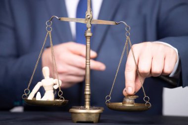 Kavramsal finansal ve ticari ölçek fotoğrafı, bir yanda insanlar, diğerinde para dengesi.