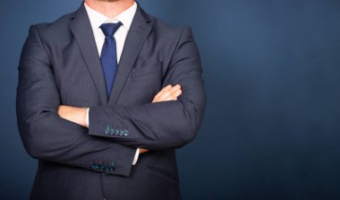 Kolları mavi arkaplanda fotokopi aletiyle çaprazlanmış iş adamı lideri.