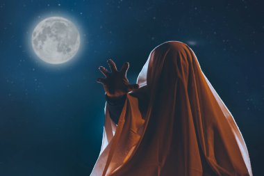 Karanlıktaki korkunç hayalet, ürkütücü cadılar bayramı gecesi