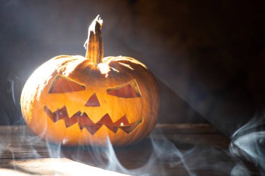 Jack O 'Lanternler dumanlı fantezi gecesinde parlıyorlar. Cadılar Bayramı geçmişi