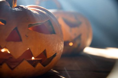 Jack O 'Lanternler dumanlı fantezi gecesinde parlıyorlar. Cadılar Bayramı geçmişi