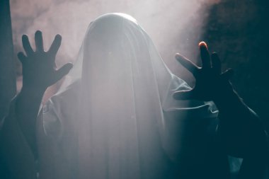 Karanlıktaki korkunç hayalet, ürkütücü cadılar bayramı gecesi