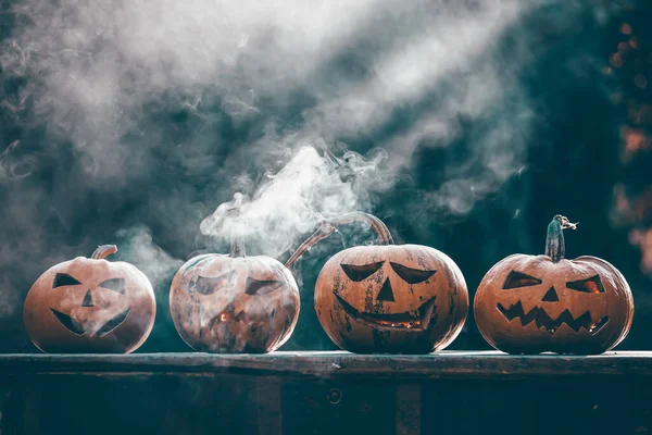 Jack O 'Lanternler' in dumanlı fantezi gecesinde parlayan bayrağı. Cadılar Bayramı geçmişi