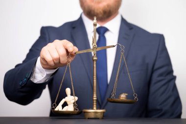 Kavramsal finansal ve ticari ölçek fotoğrafı, bir yanda insanlar, diğerinde para dengesi.