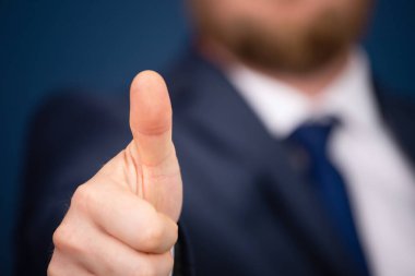 Pozitif iş adamı işaretini veriyor. 