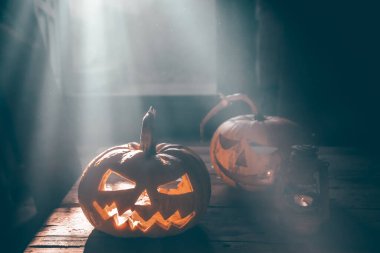 Jack O 'Lanternler dumanlı fantezi gecesinde parlıyorlar. Cadılar Bayramı geçmişi