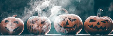 Jack O 'Lanternler' in dumanlı fantezi gecesinde parlayan bayrağı. Cadılar Bayramı geçmişi