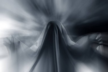 Karanlıktaki korkunç hayalet, ürkütücü cadılar bayramı gecesi