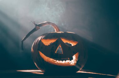 Jack O 'Lantern dumanlı fantezi gecesinde parlıyor. Cadılar Bayramı geçmişi