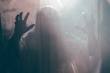 Karanlıktaki korkunç hayalet, ürkütücü cadılar bayramı gecesi