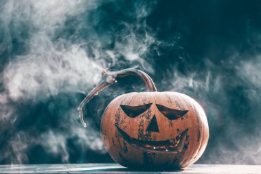 Jack O 'Lantern dumanlı fantezi gecesinde parlıyor. Cadılar Bayramı geçmişi