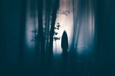 Kasvetli, sisli bir kış gününde bir ormanı büyüleyen hayalet figürünün korku arka planı. Cadılar Bayramı konsepti