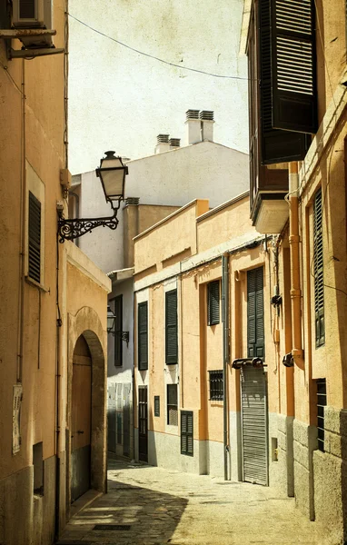 Узкая улица в старом городе — стоковое фото