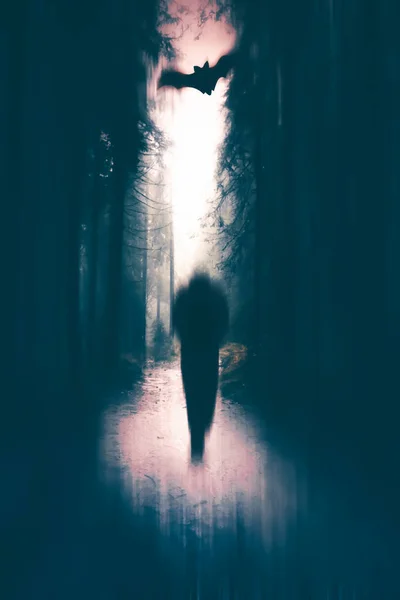 在一个闷闷不乐 雾蒙蒙的夜晚 一个幽灵般的身影在迷人的森林里出现的恐怖背景 万圣节的概念 — 图库照片