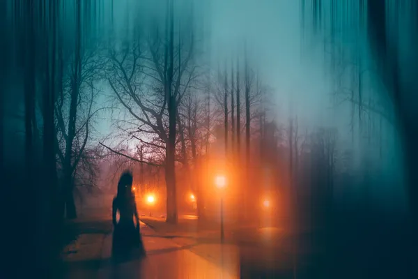 霧の多い夜に森を魅了した幽霊のような人物の恐怖の背景 ハロウィンのコンセプト — ストック写真