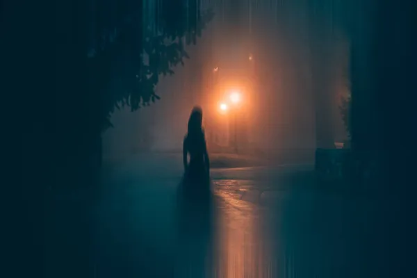 Fondo Horror Una Figura Fantasmal Encantado Bosque Una Noche Mal —  Fotos de Stock