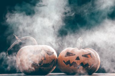 Jack O 'Lanternler dumanlı fantezi gecesinde parlıyorlar. Cadılar Bayramı geçmişi