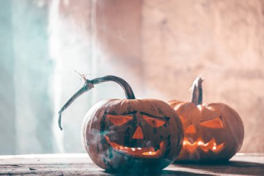 Jack O 'Lanternler dumanlı fantezi gecesinde parlıyorlar. Cadılar Bayramı geçmişi