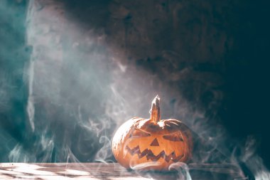 Jack O 'Lanternler dumanlı fantezi gecesinde parlıyorlar. Cadılar Bayramı geçmişi