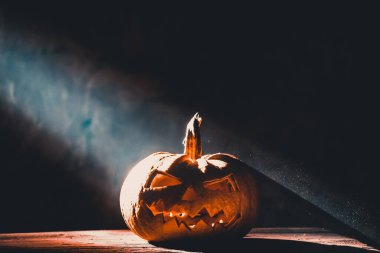 Jack O 'Lanternler dumanlı fantezi gecesinde parlıyorlar. Cadılar Bayramı geçmişi