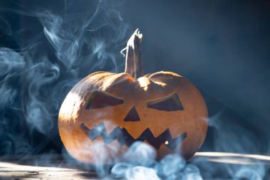 Jack O 'Lanternler dumanlı fantezi gecesinde parlıyorlar. Cadılar Bayramı geçmişi