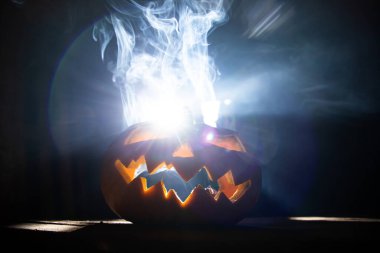 Jack O 'Lantern dumanlı fantezi gecesinde parlıyor. Cadılar Bayramı geçmişi
