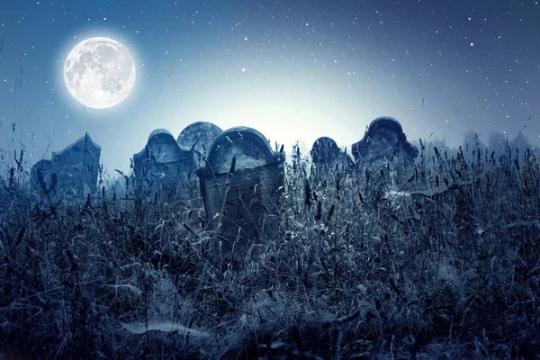Mezar Taşları Gece Dolunayda Mezarlıkta Cadılar Bayramı Konsepti — Stok fotoğraf