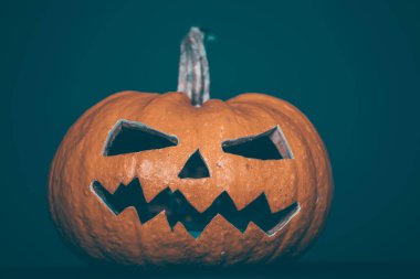 Jack O 'Lanternler gece parlıyor. Cadılar Bayramı geçmişi