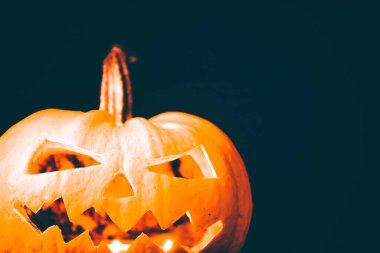 Jack O 'Lanternler gece parlıyor. Cadılar Bayramı geçmişi