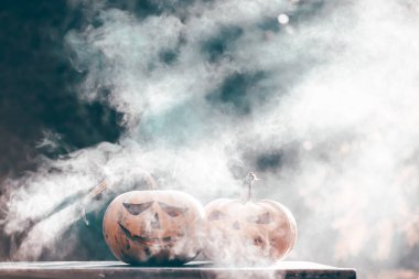 Jack O 'Lanternler dumanlı fantezi gecesinde parlıyorlar. Cadılar Bayramı geçmişi