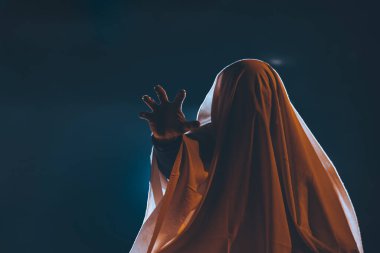 Karanlıktaki korkunç hayalet, ürkütücü cadılar bayramı gecesi