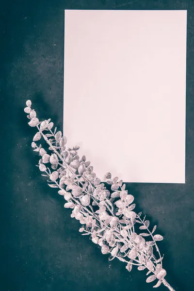 Noel Kartı Kompozisyonu Eski Mavi Arka Planda Kağıt Boş Gümüş — Stok fotoğraf