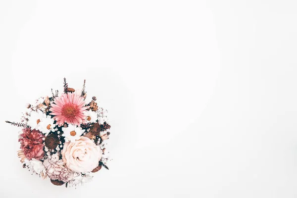 Çiçeklerden Yapılmış Yaratıcı Bir Düzen Düz Yatıyordu Doğa Konsepti Mesaj — Stok fotoğraf