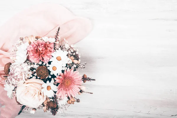 Ahşap Arka Planda Çiçek Buketi Düz Yatar Üst Görünüm Çiçek — Stok fotoğraf