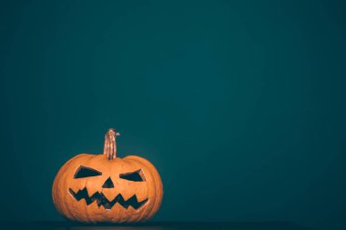 Jack O 'Lanternler gece parlıyor. Cadılar Bayramı geçmişi