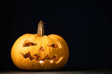 Jack O 'Lanternler gece parlıyor. Cadılar Bayramı geçmişi