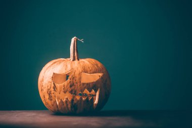 Jack O 'Lanternler gece parlıyor. Cadılar Bayramı geçmişi