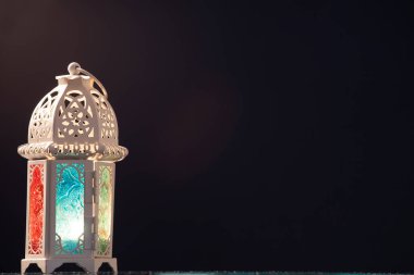 Fotokopi alanı ile mavi arkaplanda süslemeli Arapça fener. Müslüman kutsal ayı Ramazan Kareem için kutlama kartı.