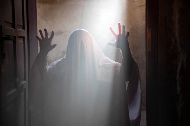 Karanlıktaki korkunç hayalet, ürkütücü cadılar bayramı gecesi