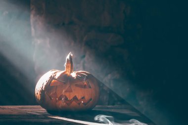 Jack O 'Lanternler dumanlı fantezi gecesinde parlıyorlar. Cadılar Bayramı geçmişi