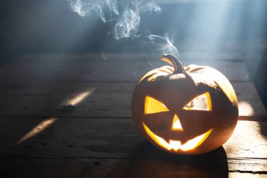 Jack O 'Lantern dumanlı fantezi gecesinde parlıyor. Cadılar Bayramı geçmişi