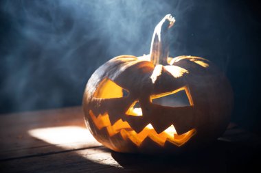Jack O 'Lantern dumanlı fantezi gecesinde parlıyor. Cadılar Bayramı geçmişi
