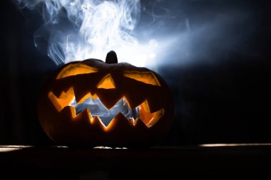 Jack O 'Lantern dumanlı fantezi gecesinde parlıyor. Cadılar Bayramı geçmişi