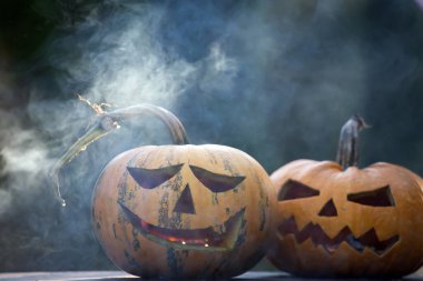 Jack O 'Lanternler dumanlı fantezi gecesinde parlıyorlar. Cadılar Bayramı geçmişi