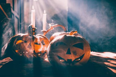 Jack O 'Lanternler dumanlı fantezi gecesinde parlıyorlar. Cadılar Bayramı geçmişi