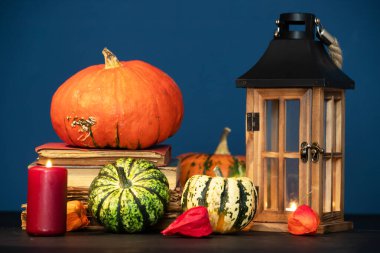 Kırsal sonbahar balkabakları ve eski fenerlerle dolu sakin bir hayat. Cadılar Bayramı ve Şükran Günü konsepti.