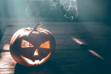 Jack O 'Lantern dumanlı fantezi gecesinde parlıyor. Cadılar Bayramı geçmişi